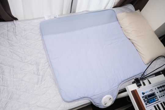 背中ムレを空気の循環で解決! 送風マット「SOYO」は夏の夜の救世主になるか