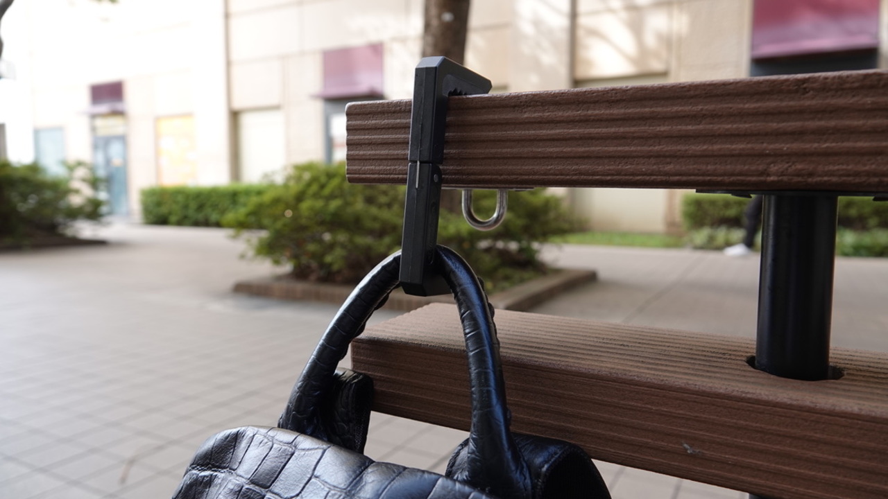 大切なバッグは床置きしたくない 無骨なデザイン 取り扱いが楽なバッグハンガーを見つけたよ ギズモード ジャパン