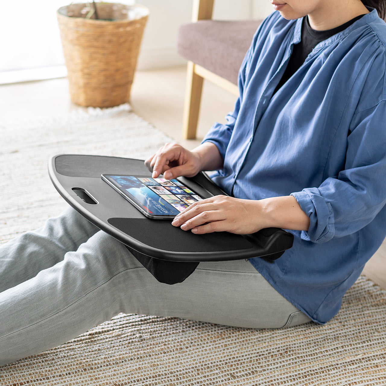 リラックス派のテレワーカーに 15 6型ノートpcが置ける膝上テーブル ギズモード ジャパン