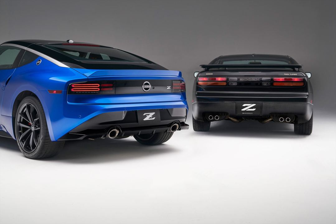 2023NissanZ_(U.S.market)_with_Z32_R