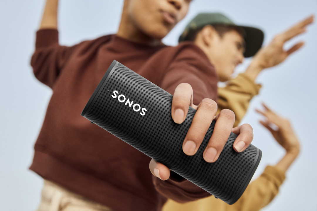500mlペットボトルより軽い 優秀スピーカーsonos Roamが8月30日に日本でも発売開始 ギズモード ジャパン