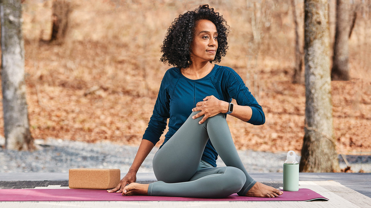 CopyofFitbit_Charge_5_Lifestyle_Outdoor_Yoga
