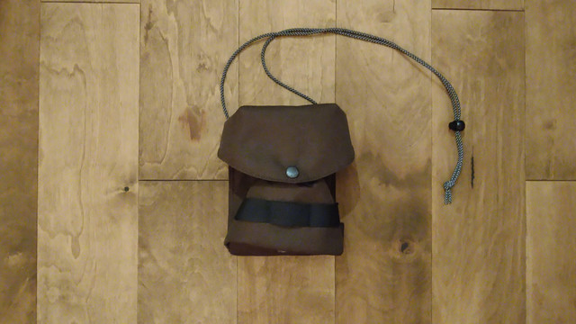 最低限の荷物だけ入るのがいい。アウトドアでも街でも重宝するスノーピークのポーチ