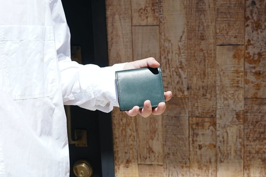 閉じたままでも使いやすい？ キャッシュレス時代の本革ミニウォレット｢Liscio｣