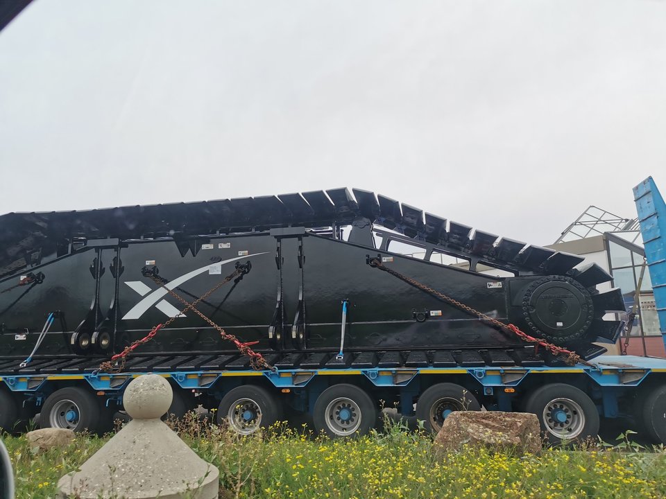 何に使うの Spacex印のキャタピラーが輸送中にドイツで目撃される ギズモード ジャパン