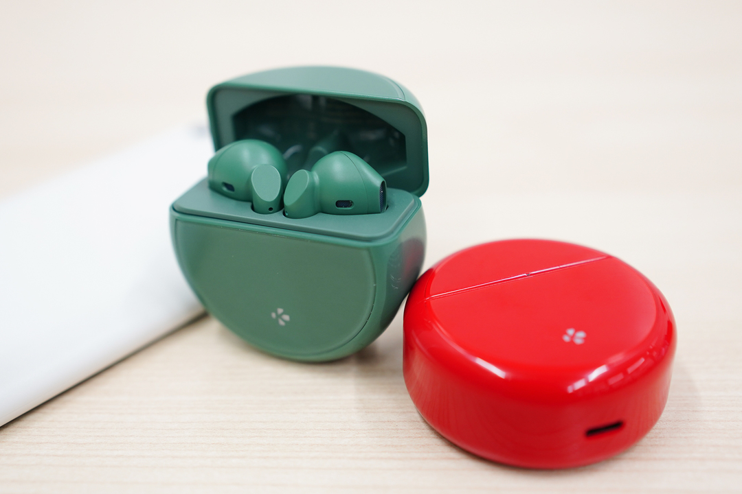 Qi充電にも対応 スイス生まれのポップカラーイヤホン Zebuds Pro を使ってみた ギズモード ジャパン