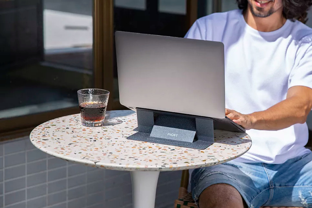 ノートpcを持ち運ぶことが多い人には Moftの薄軽なpcスタンドは選択肢としてあり ギズモード ジャパン