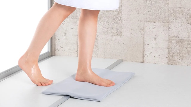 脱衣所の快適装備かも。抜群の吸収力と乾きやすさを備えたやわらか珪藻土マット