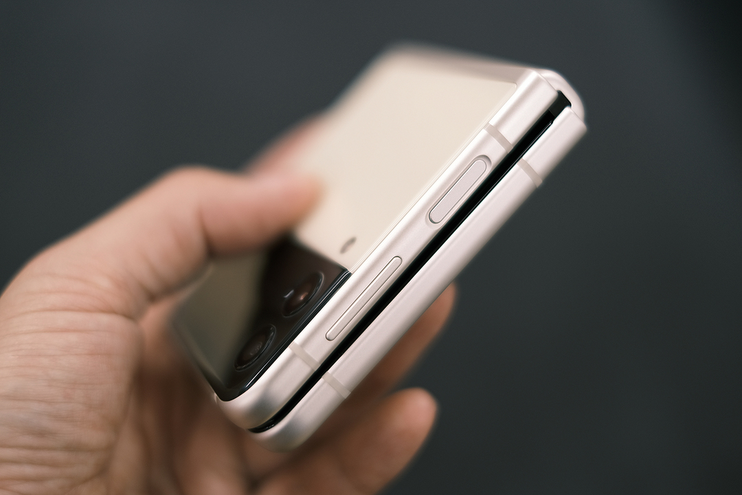 210917_galaxyfold3finefinish_sideview