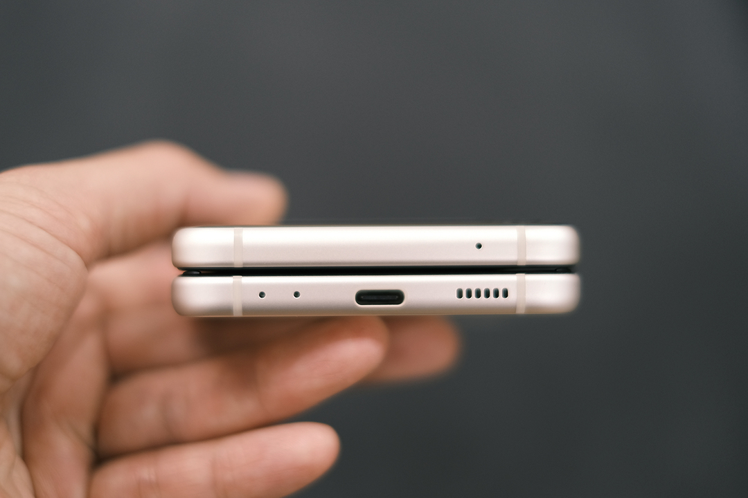 210917_galaxyfold3finefinish_underside