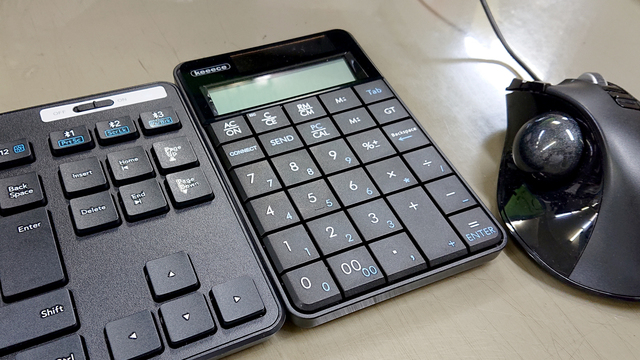 電卓とテンキーが必要だけど、机の上はスッキリさせたい！ それならワイヤレスの電卓機能付きテンキーの出番