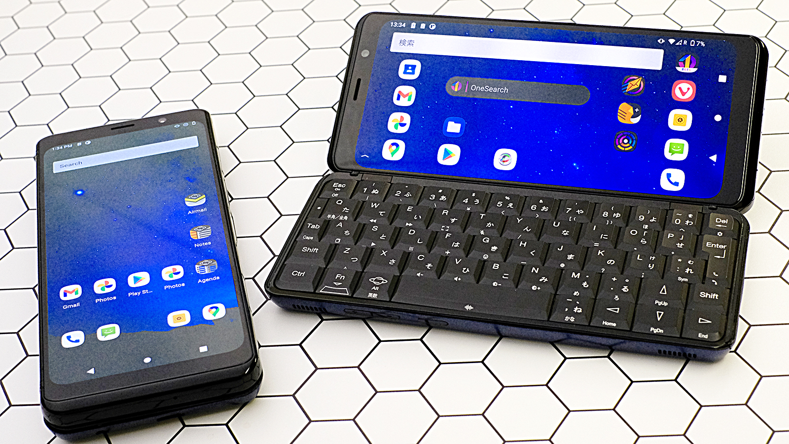 ガジェッティーにも程があるぞ…！フルキーボードを隠し持つスマホ