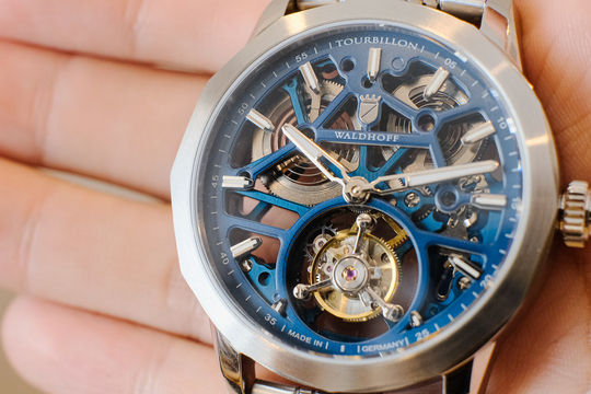 ドイツ生まれの手が届く価格のトゥールビヨン。デザインや魅力を体験してみた