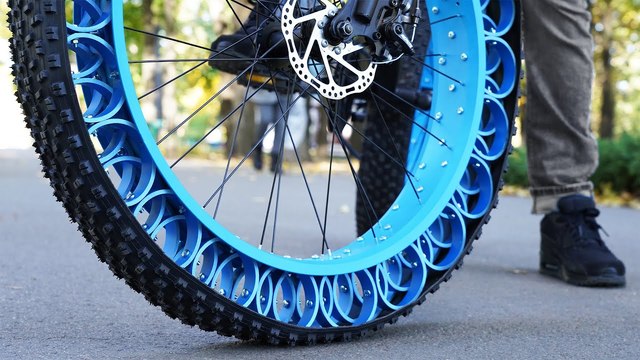 エアレスタイヤは塩ビパイプの弾力を応用すれば安くDIYできる。見た目も幾何学的で美しい