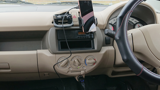 Quick Charge 3.0急速充電に対応。USB-A×2ポートを備えたエレコムのカーチャージャー