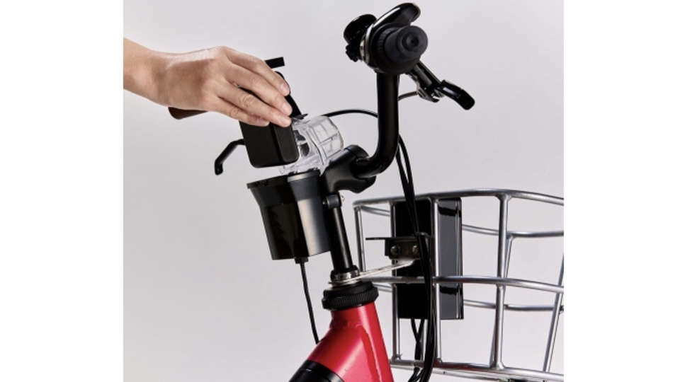 ホンダの電動アシスト自転車、モバイルバッテリーが補助電源として