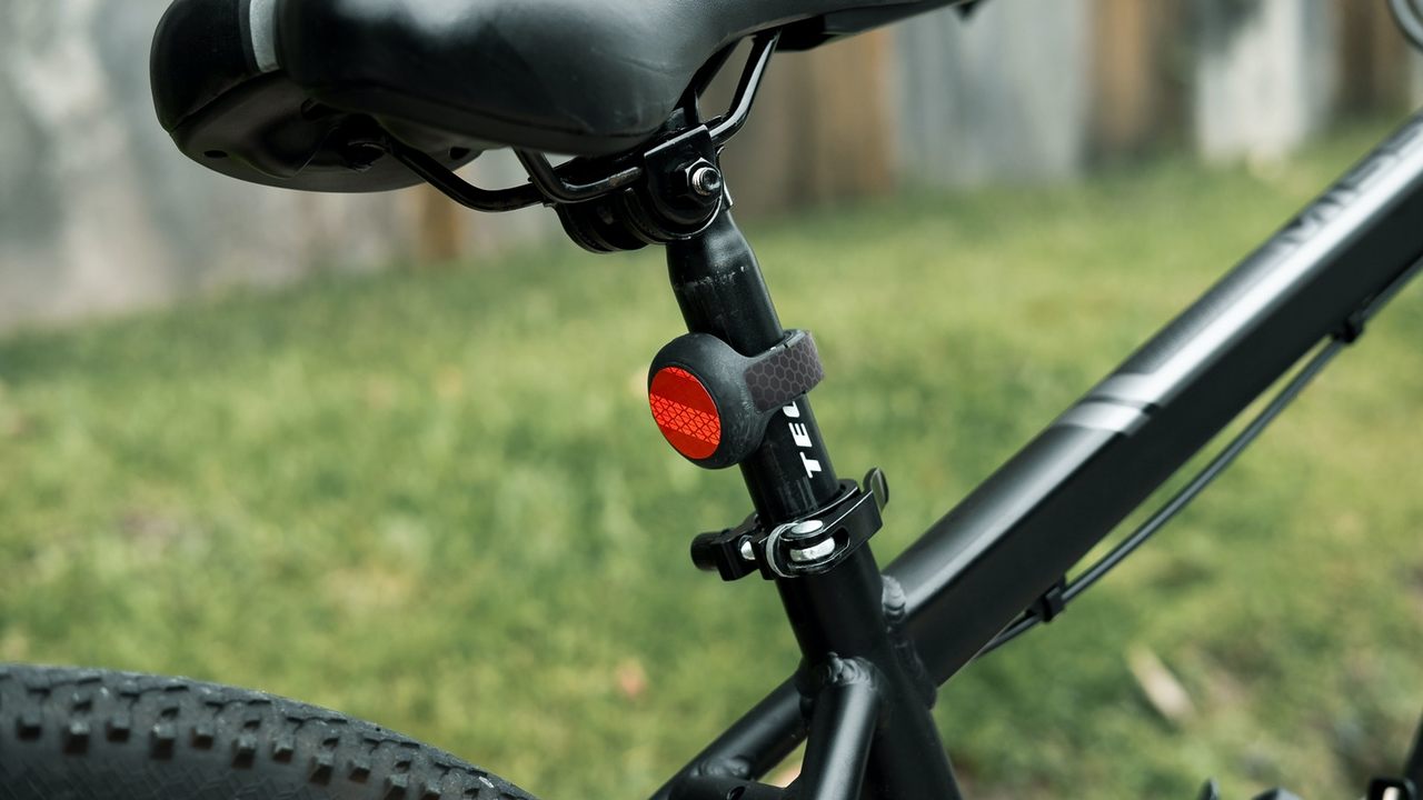 この自転車の反射板、じつはAirTagケースなんです  ギズモード・ジャパン