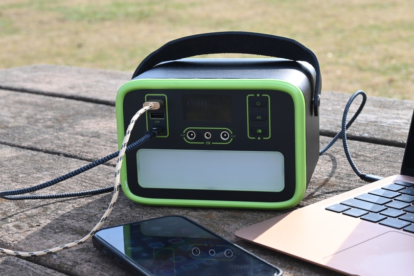 ギズモード・ジャパンのニュース記事「【買ったもの】Amazonブランドのポータブル電源でポタ電デビュー。思ったよりも小型軽量でかわいいやつだった【Amazonブラックフライデー】」の画像