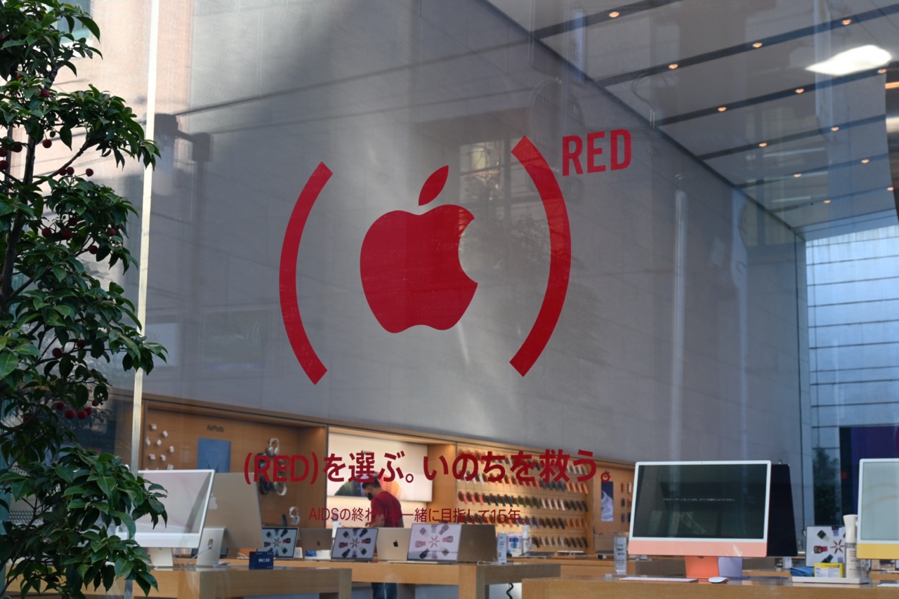 AppleストアのAppleマークが赤くなっている…！ その謎を探るべく我々は