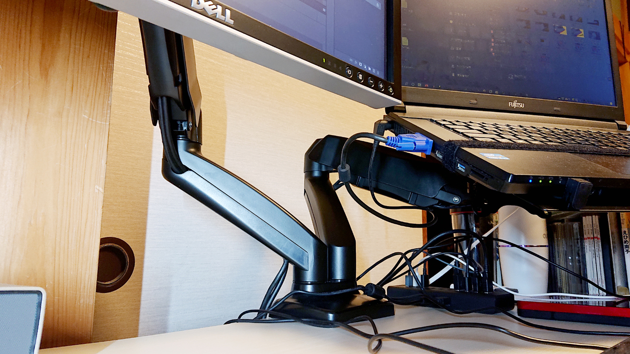 ガス圧式デュアルモニターアームで Pc作業環境が変幻自在 ギズモード ジャパン