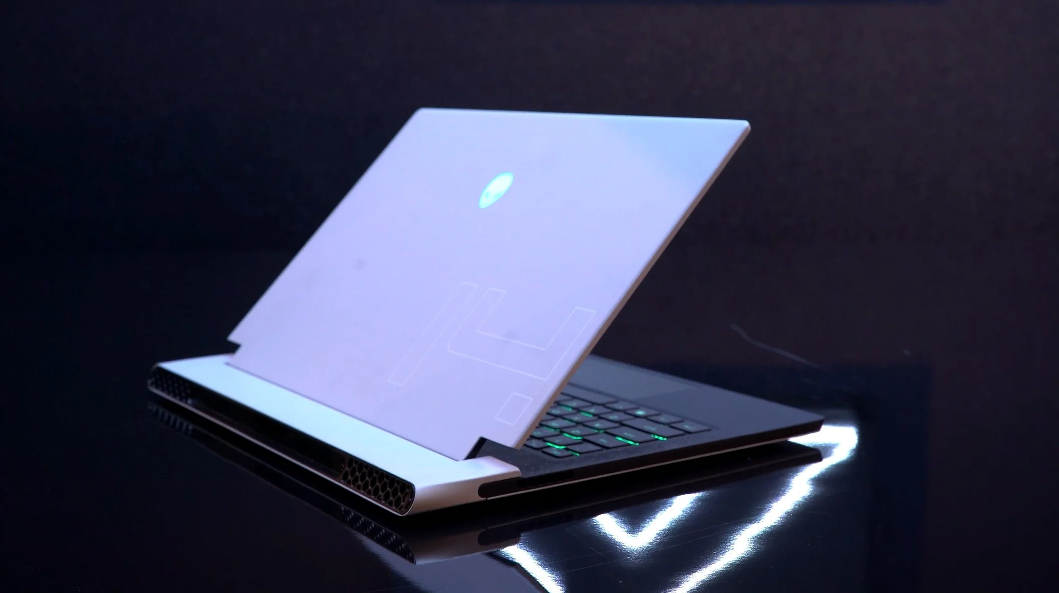 シリーズ最薄、自称世界最薄ゲームノート「Alienware x14」 #CES2022