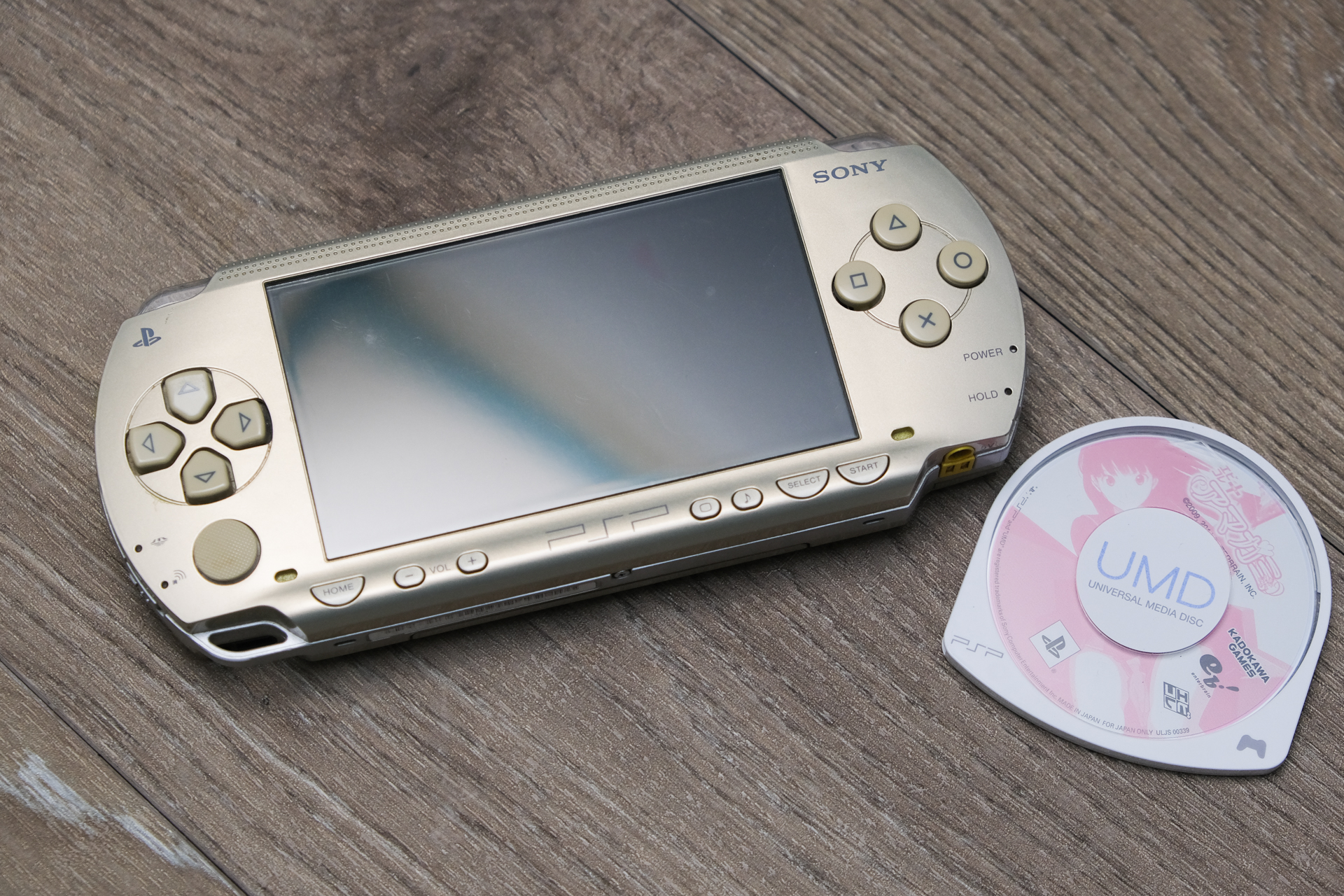 ギズ屋台】な、懐かしい…！ 携帯ゲーム機「PSP2000」が額装アートの