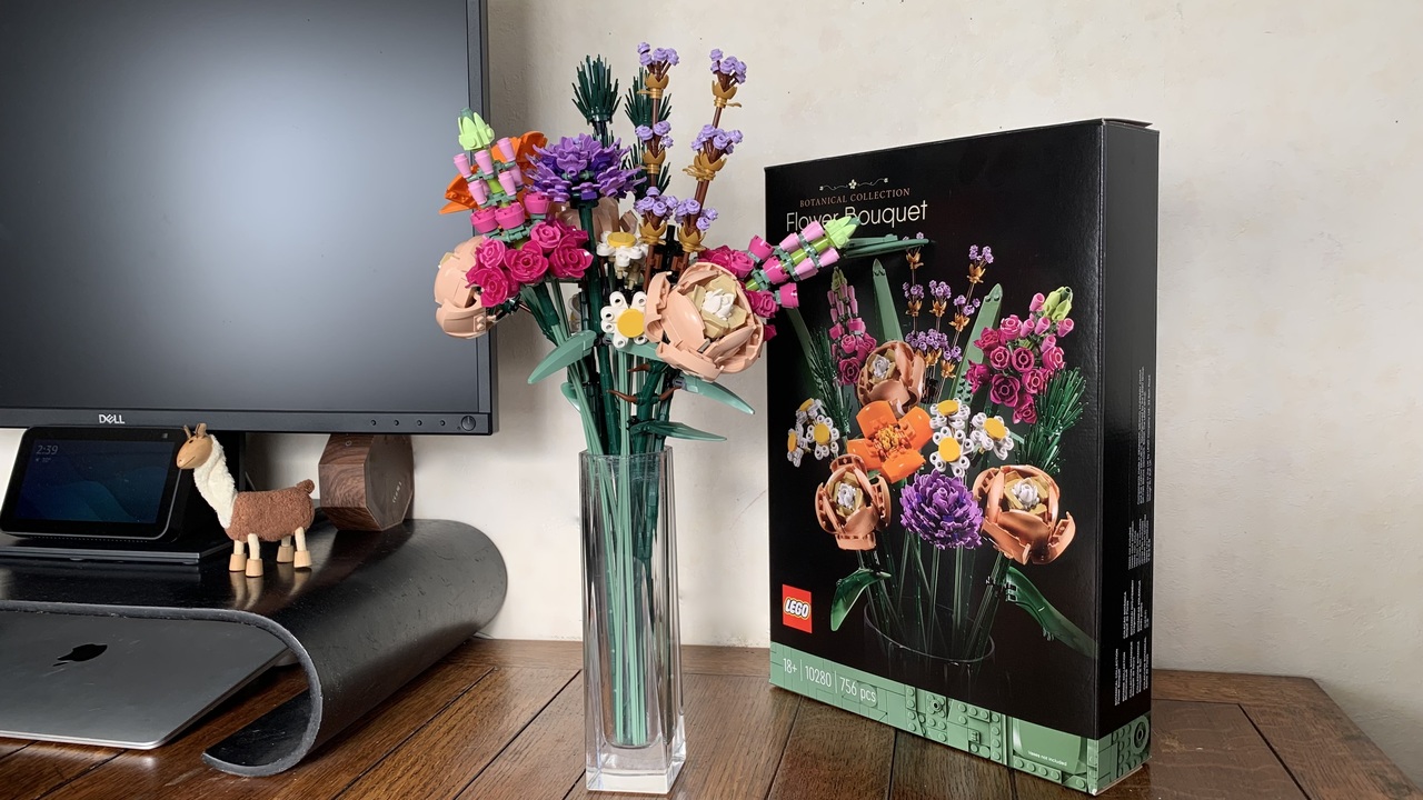 ネコがいても安全に花を飾りたい 造花 もいいけど レゴブロックのブーケがイチオシ ギズモード ジャパン