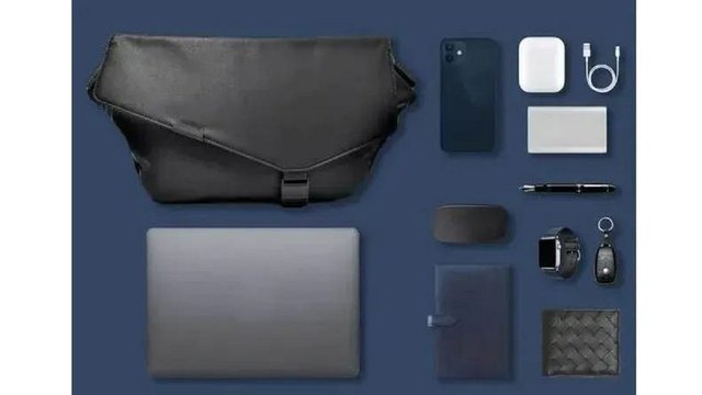 オシャレなデザインで機能的な収納を実現した拡張式スリングバッグ