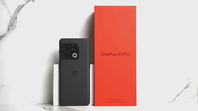これはショック... OnePlus 10 Proが素手で真っぷたつに...割れた!