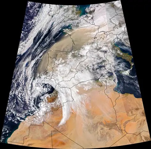 2022-03-18_Here'sWhySkiesOverEuropeAreOrangeThisWeek_02_PlumeOfDust