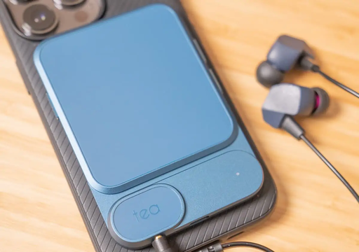 iPhoneでポータブルアンプが使いたければ...MagSafeでピタッ!