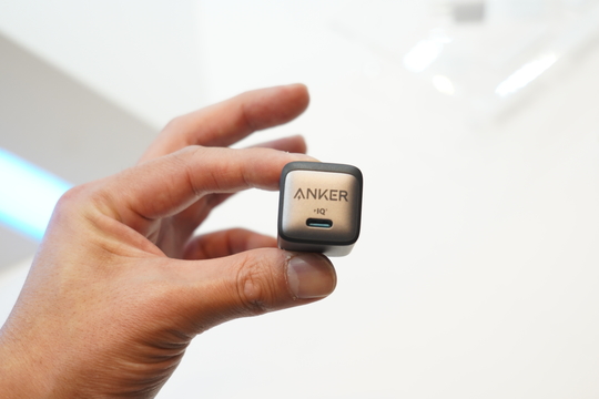 MacBook Airの充電ならこれで充分！ ひょいとつまめる超小型充電器｢Anker Nano II 30W｣