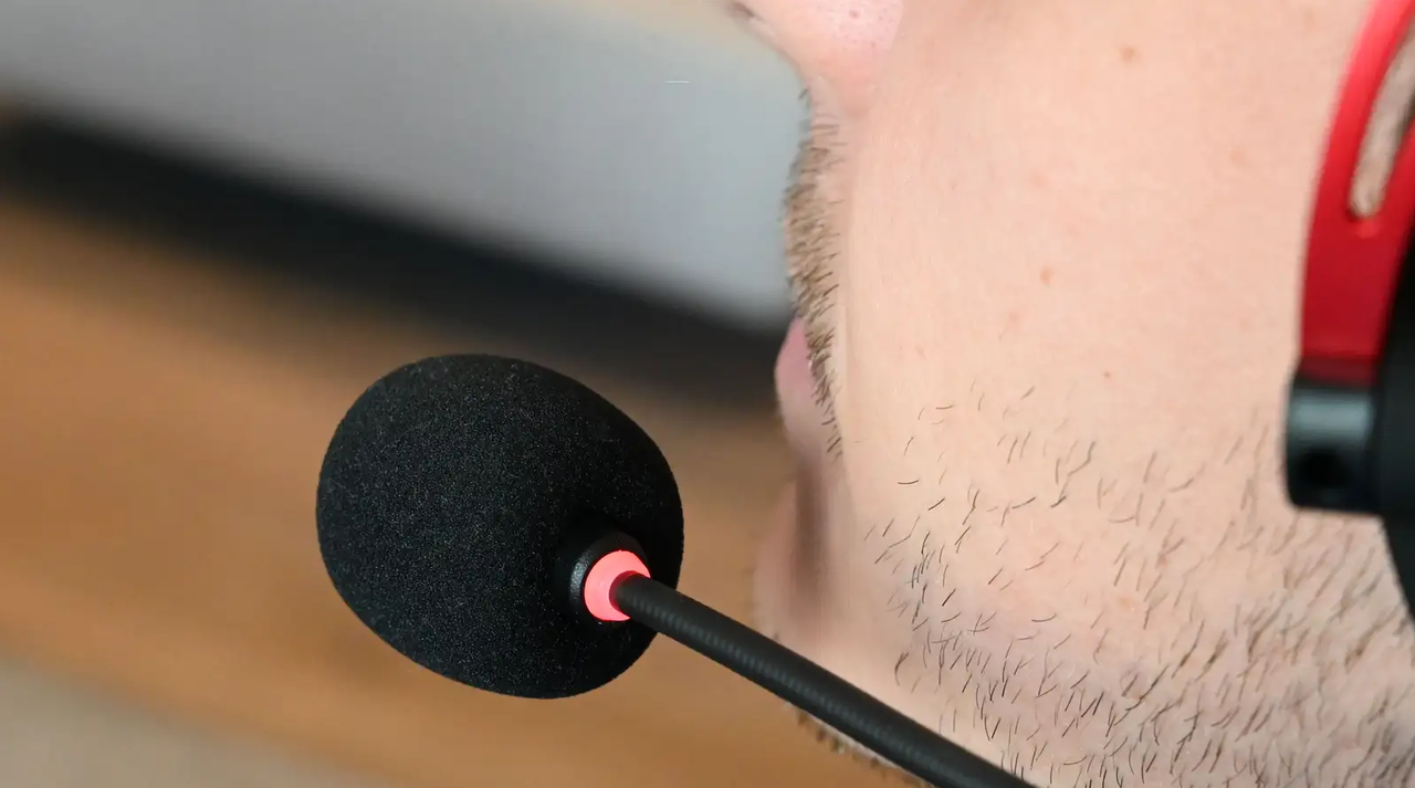 20220412HyperXwirelessheadphone_microphone