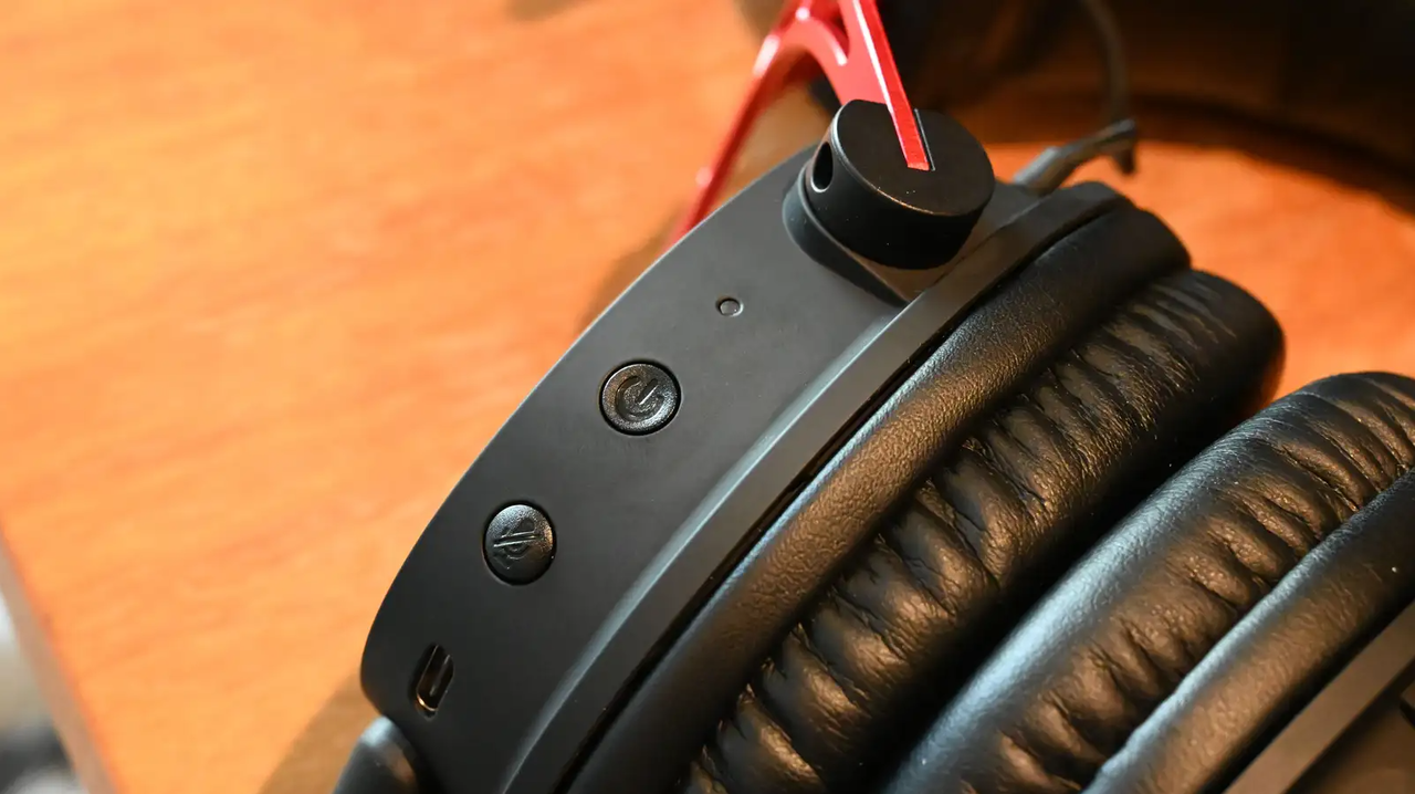 20220412HyperXwirelessheadphone_powerbutton