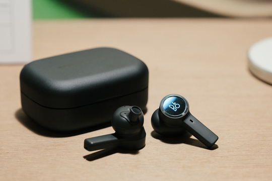 今ここでステムデザイン!? B&Oの最新イヤホン「Beoplay EX」は、原点回帰のイヤホンでした