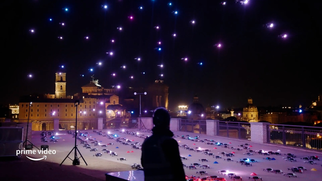 伊Amazonの新作プロモーション。ドローン500機の字幕演出でカラオケナイト!