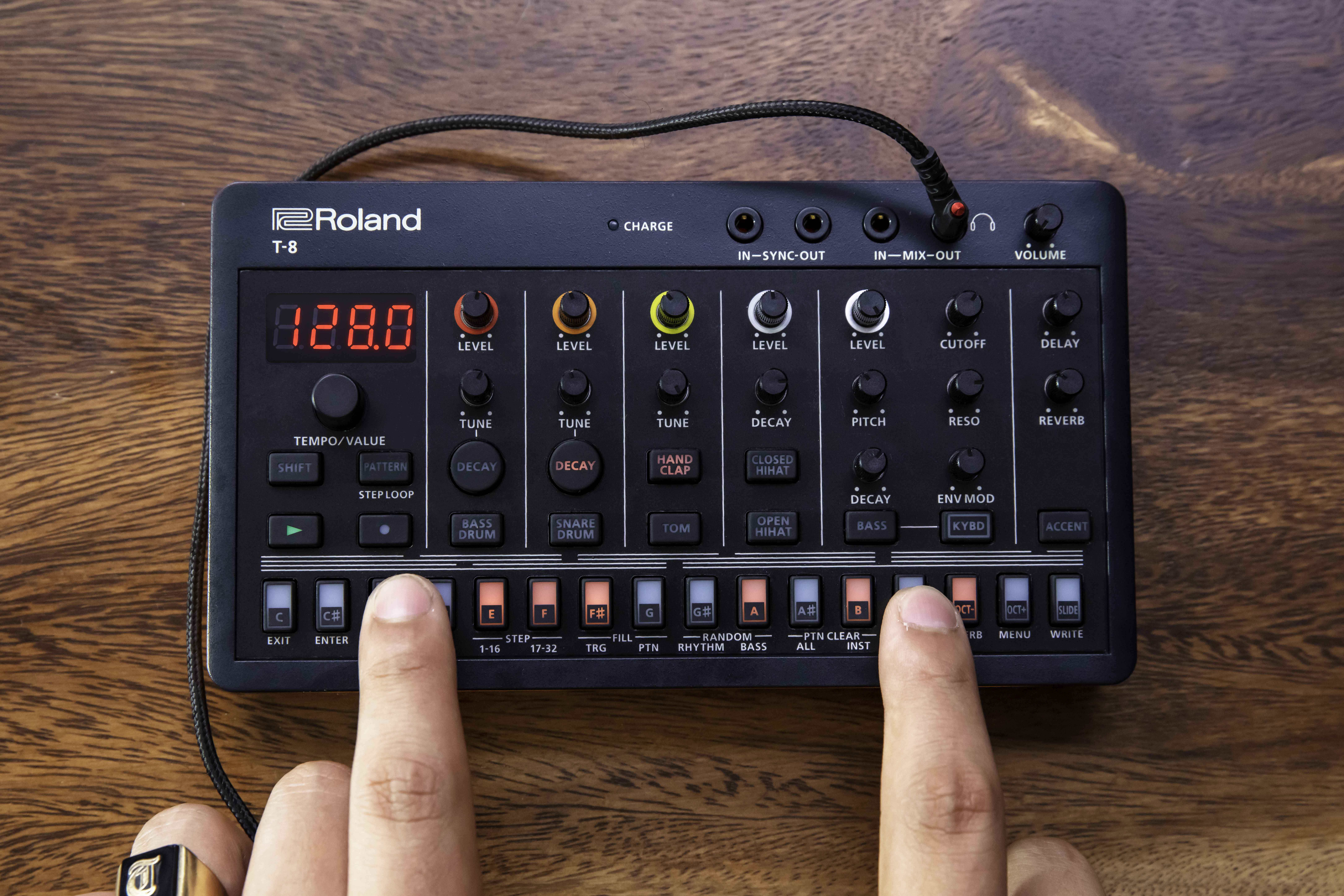 ローランドから小さな電子楽器シリーズ「AIRA Compact」が登場。伝説の