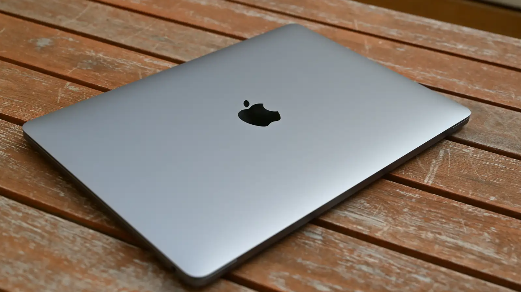 13インチ M2 MacBook Proは“プロ”感が失われている | ギズモード・ジャパン