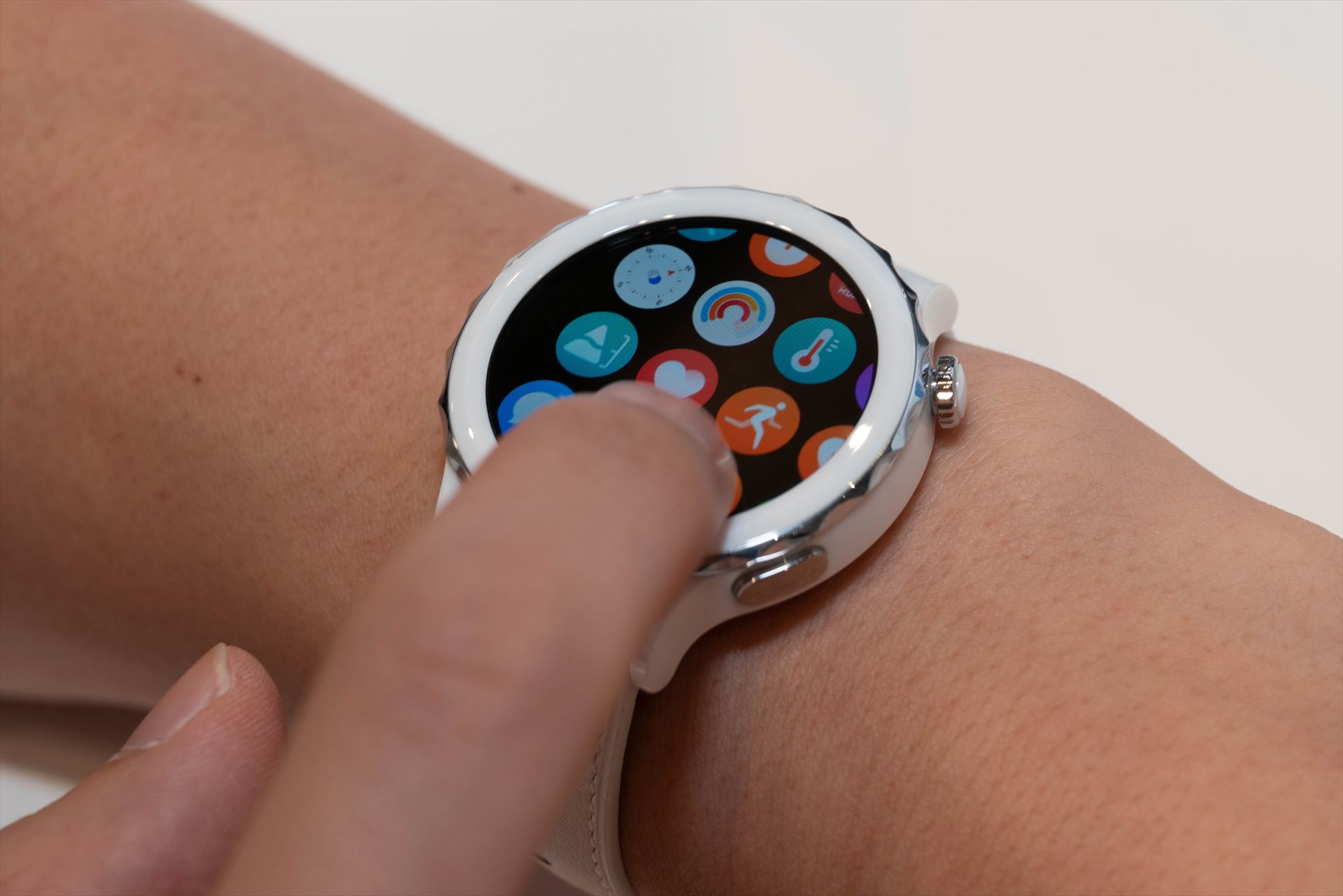 エレガント。各部がセラミックの「HUAWEI WATCH GT 3 Pro 43 mm 