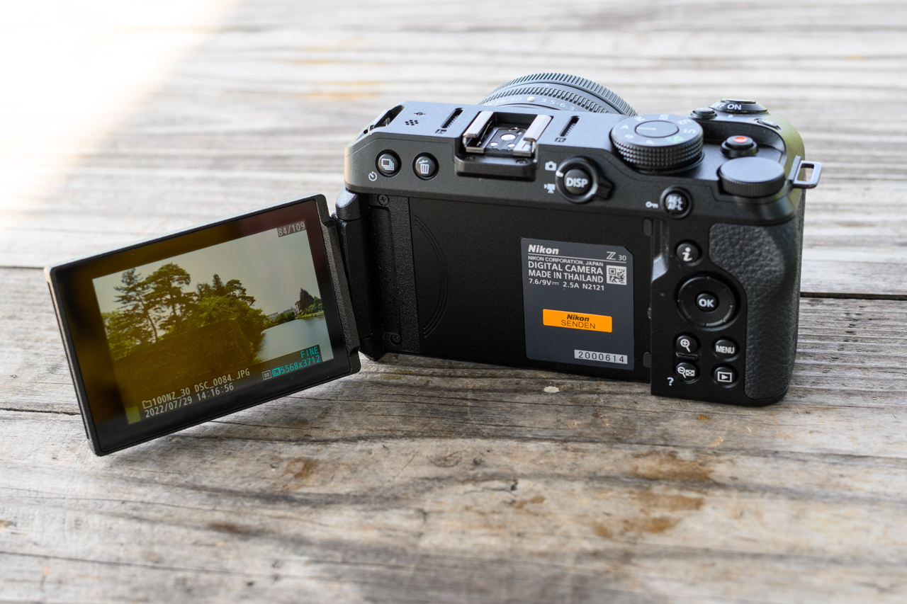 小さくて軽いVlog向けミラーレス一眼「Nikon Z 30」は、日常でも旅行