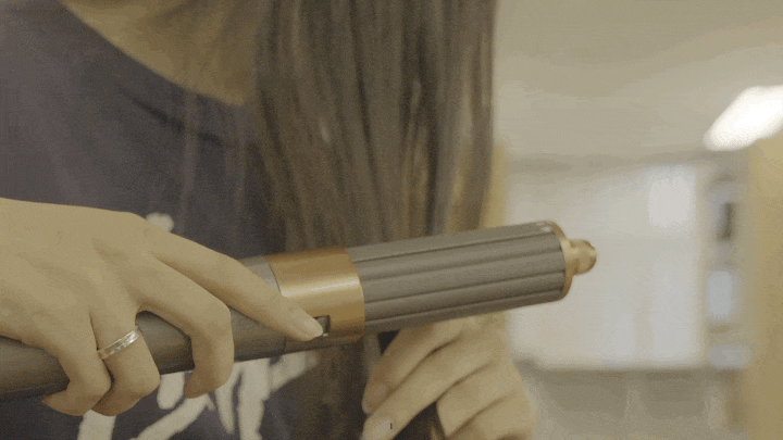 髪が勝手に巻かれていく。ダイソン「エアラップ」があれば、初心者でもゆるくてボリューミーカールがすぐに作れた