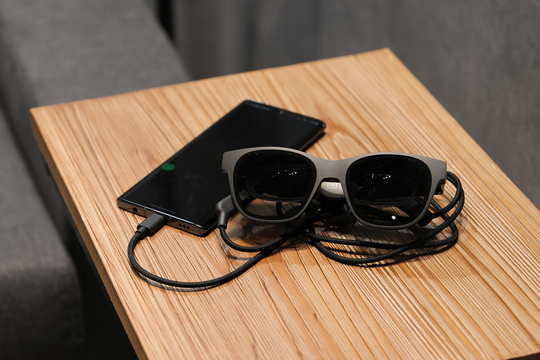 最強のごろ寝エンタメは、メガネ型ディスプレイかもしれない。AR