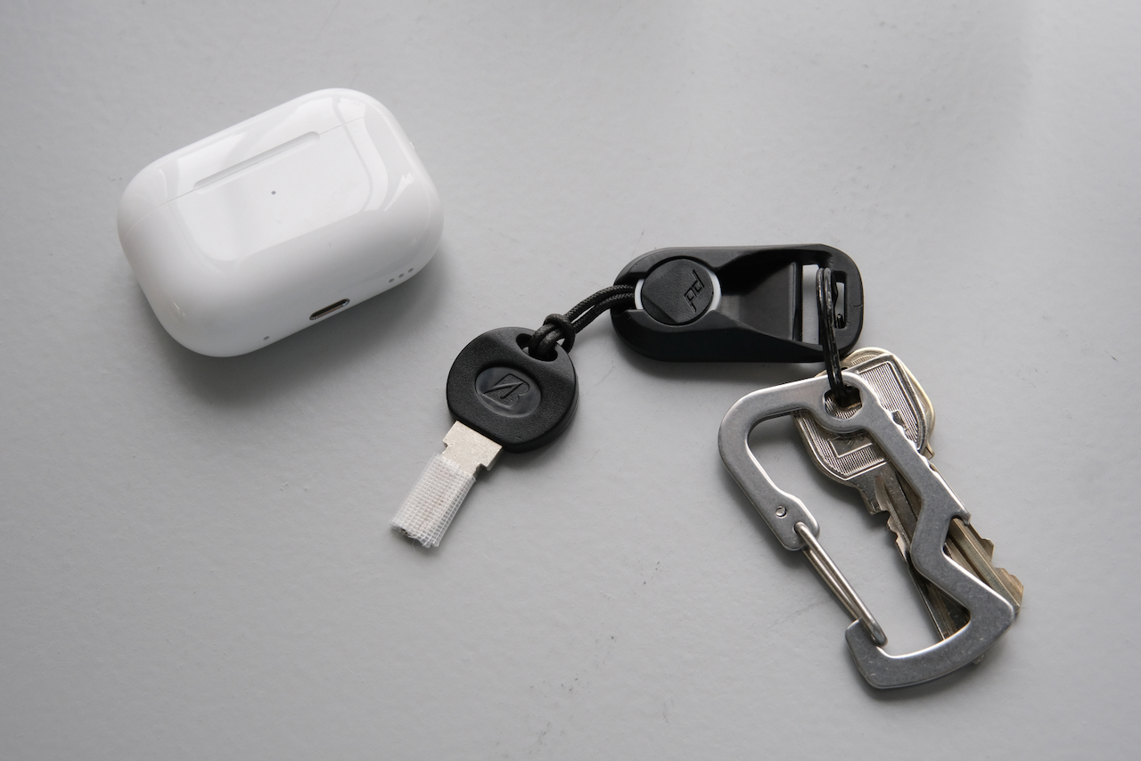 悲報】新型AirPods Proのストラップホール、PeakDesignのアンカーは