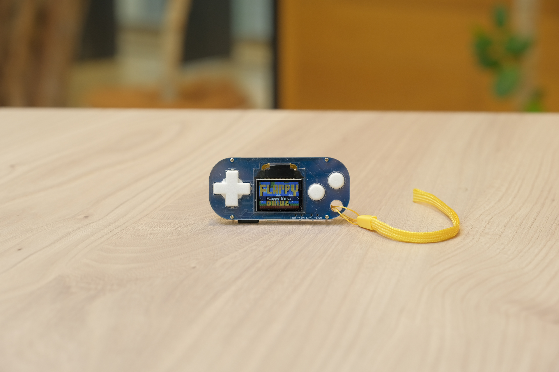 こんなに小さいけど実際に遊べます。レトロかわいいゲーム機「POCKET