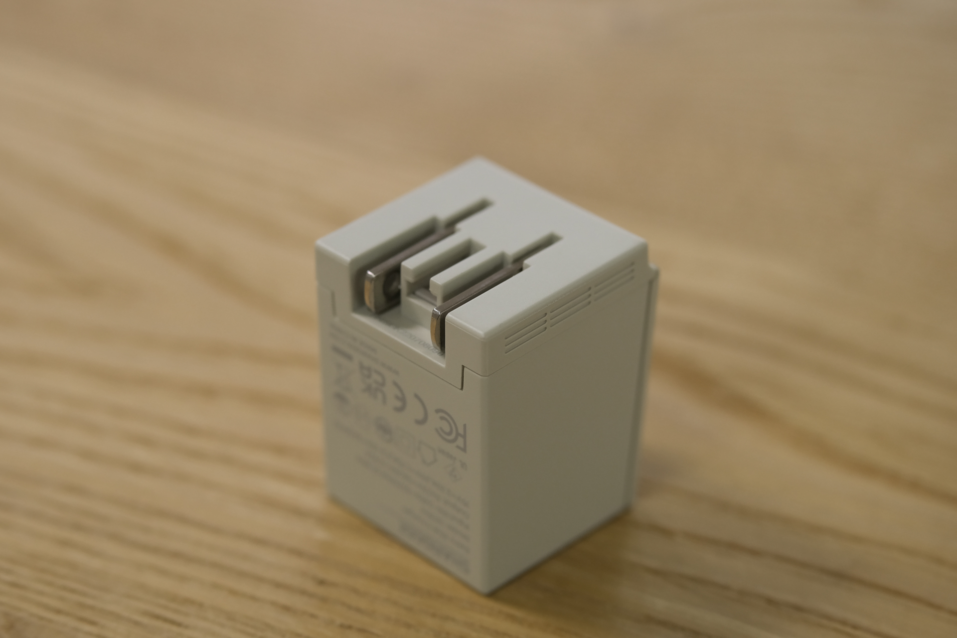 初代Macモチーフのレトロかわいい充電器 | ギズモード・ジャパン