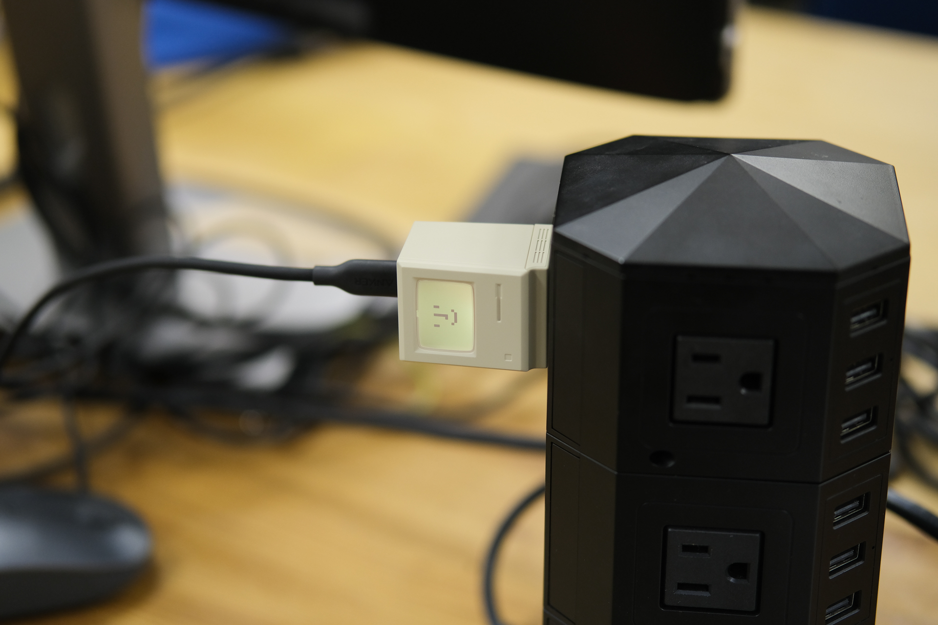 初代Macモチーフのレトロかわいい充電器 | ギズモード・ジャパン