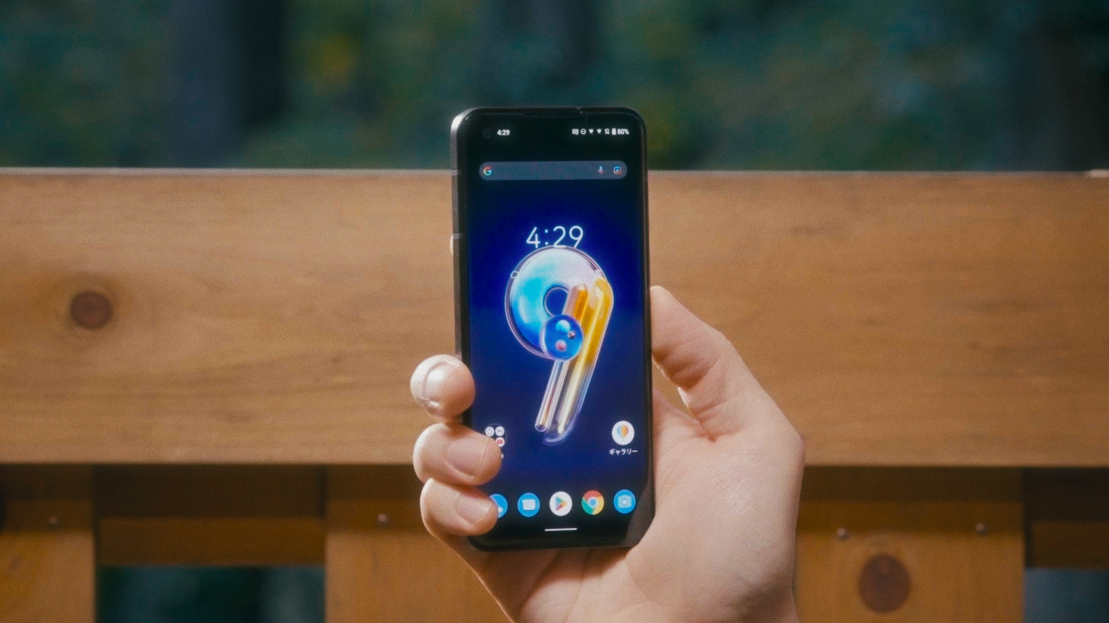 小に大を兼ねさせた“ミニスマホの理想形”を発見。「Zenfone 9」は片手 