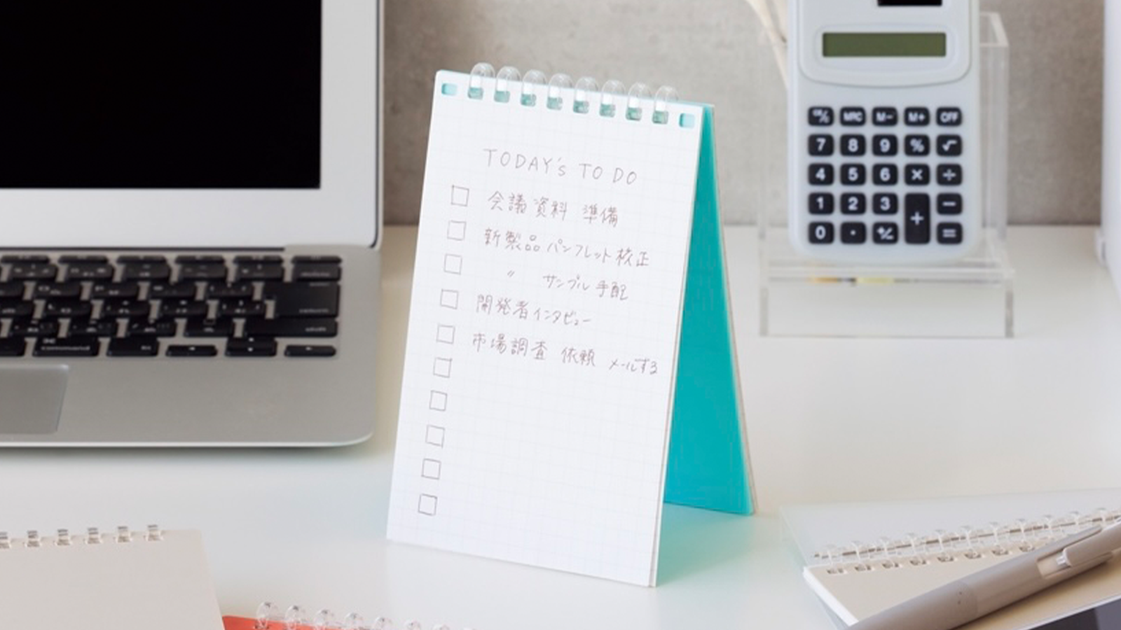 狭い作業スペースに便利。折り返すと自立するコンパクトなメモ帳
