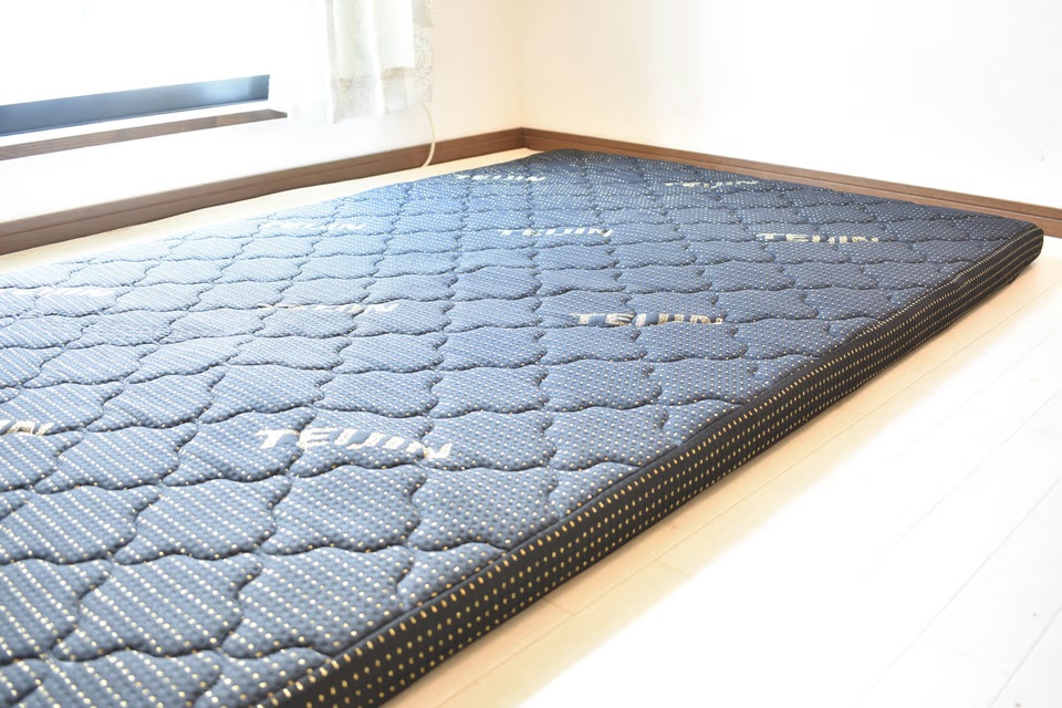 重ねるだけで睡眠環境が極上に。テイジン高反発マットレスを試してみた