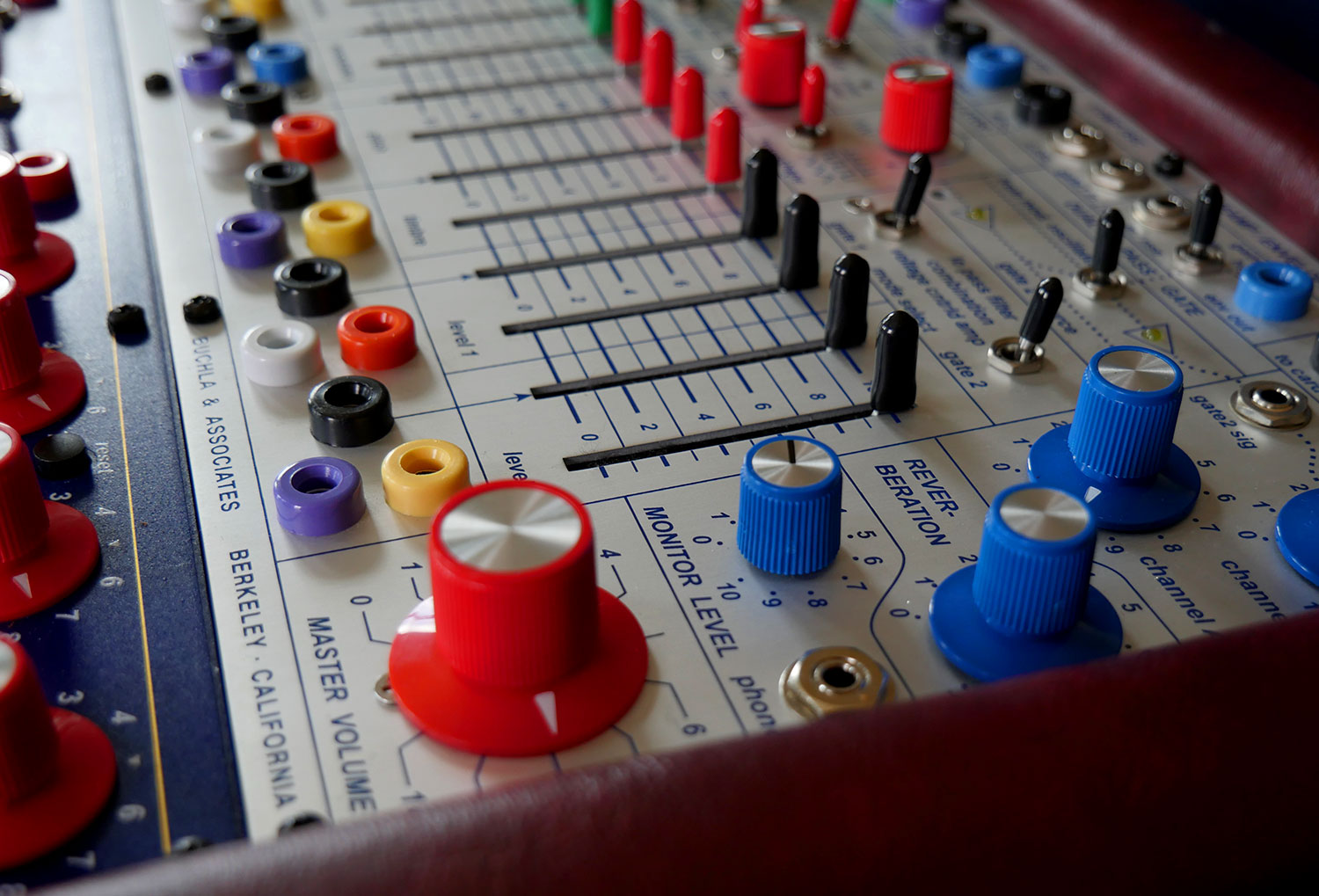 伝説のカルトシンセBuchla Music Easelが50周年記念で限定再発